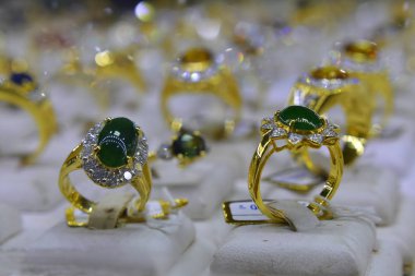  Mücevher dolabında müşterilerine satmak için üretilen birçok yüzük vardır.