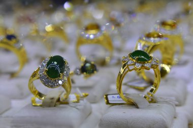  Mücevher dolabında müşterilerine satmak için üretilen birçok yüzük vardır.