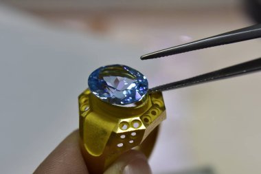  mavi topaz güzel renklere sahip ve pahalı olduğu için popüler güzel bir doğal mavi değerli taş. Takı yapmak için kullanılır