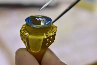  mavi topaz güzel renklere sahip ve pahalı olduğu için popüler güzel bir doğal mavi değerli taş. Takı yapmak için kullanılır