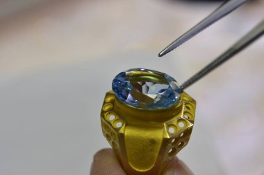  mavi topaz güzel renklere sahip ve pahalı olduğu için popüler güzel bir doğal mavi değerli taş. Takı yapmak için kullanılır