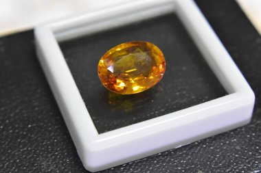 Sarı değerli taş, doğal bir değerli taştır.