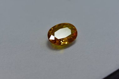 Sarı değerli taş, doğal bir değerli taştır.