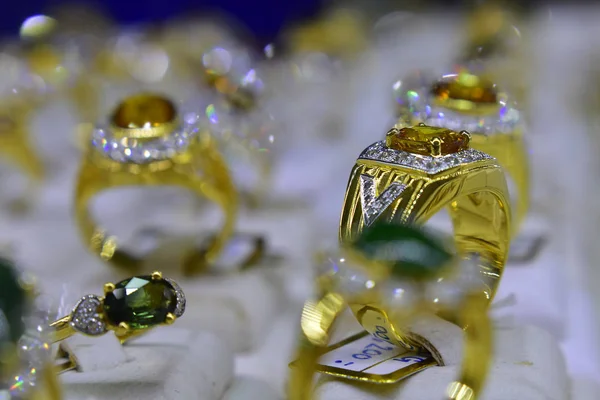 Mücevher dolabında müşterilerine satmak için üretilen birçok yüzük vardır.