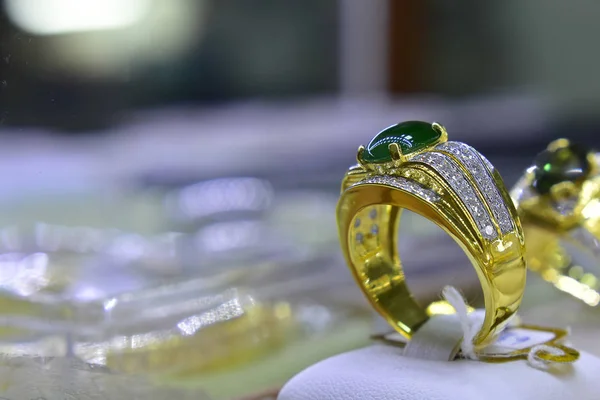 In the jewelry cabinet There are many rings that are produced to sell customers.