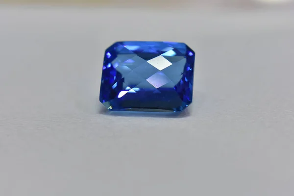 蓝色托帕石是一个美丽的天然蓝色宝石 很受欢迎 因为它有美丽的颜色 是昂贵的 用于制作珠宝 — 图库照片