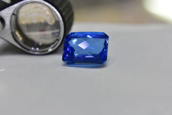 ブルートパーズは 美しい色と高価なので人気のある美しい自然の青い宝石です ジュエリーを作るために使用 — ストック写真