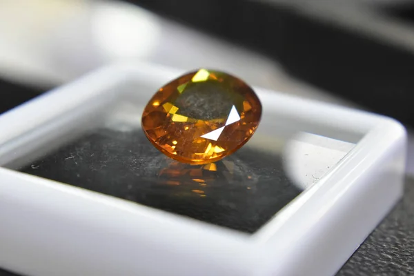 黄色宝石是一种天然宝石 已被切割通过是一个昂贵的宝石 — 图库照片