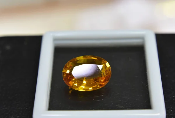 黄色宝石是一种天然宝石 已被切割通过是一个昂贵的宝石 — 图库照片