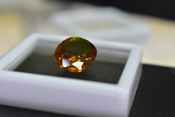 黄色蓝宝石 昂贵的奢侈品 用于制作昂贵的珠宝 — 图库照片