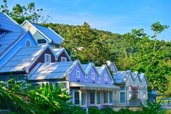 House Surrounded Mountains Surrounded Nature Trees Which Quiet Beautiful Lawn — Stock Photo, Image