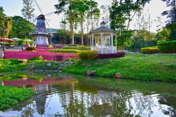 Casa Está Rodeada Montañas Rodeada Naturaleza Árboles Que Son Tranquilos — Foto de Stock