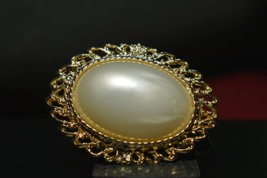 Gerçek inci kolye kolye tadı olan ve inci seviyor bayanlar için altın ile çevrili