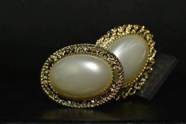 Gerçek inci kolye kolye tadı olan ve inci seviyor bayanlar için altın ile çevrili