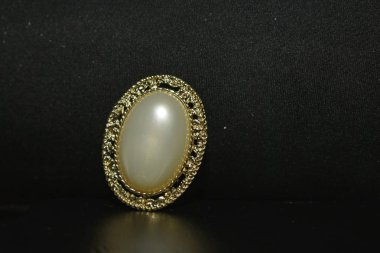 Gerçek inci kolye kolye tadı olan ve inci seviyor bayanlar için altın ile çevrili