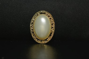 Gerçek inci kolye kolye tadı olan ve inci seviyor bayanlar için altın ile çevrili