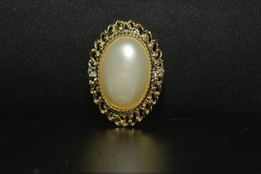 Gerçek inci kolye kolye tadı olan ve inci seviyor bayanlar için altın ile çevrili