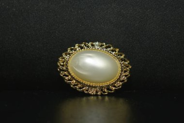 Gerçek inci kolye kolye tadı olan ve inci seviyor bayanlar için altın ile çevrili