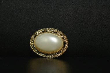 Gerçek inci kolye kolye tadı olan ve inci seviyor bayanlar için altın ile çevrili