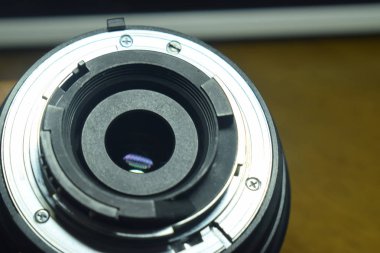 Profesyonel fotoğrafçılar için keskin ve güzel bir kalite sağlayan kamera lensi..