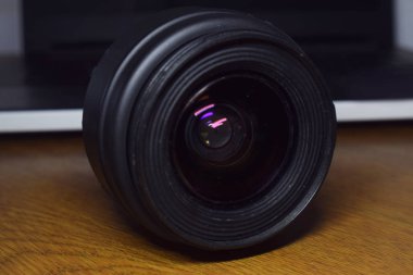 Profesyonel fotoğrafçılar için keskin ve güzel bir kalite sağlayan kamera lensi..