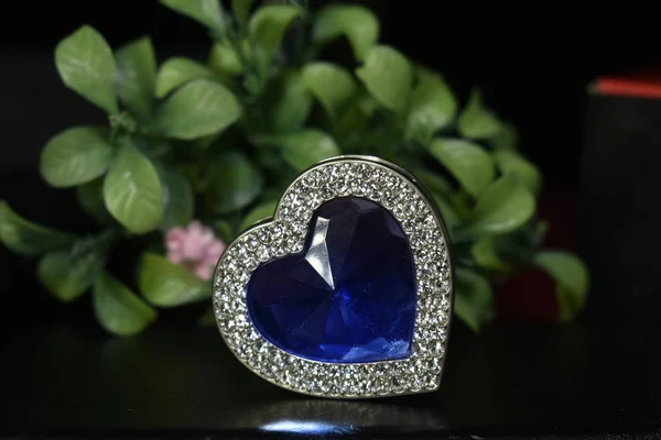 Topazio Blu Tratta Una Collana Forma Cuore Ciondolo Circondato Diamanti — Foto Stock