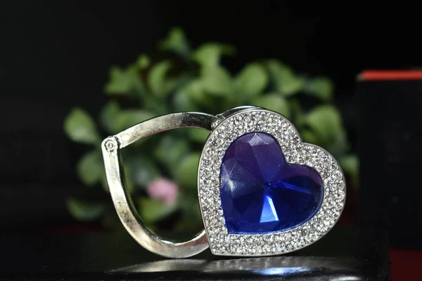 Topázio Azul Colar Pingente Forma Coração Cercado Por Diamantes Preciosos — Fotografia de Stock