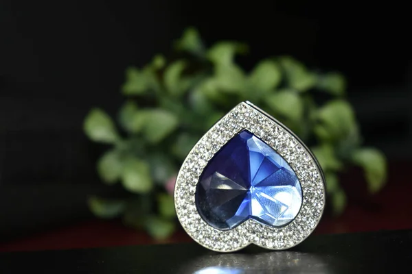 Kék Topáz Egy Szív Alakú Medál Nyaklánc Körülvéve Értékes Gyémántokkal — Stock Fotó