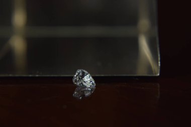  Güzel, parlak, berrak, temiz, lüks içine yapılmış güzel bir elmas