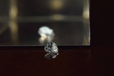  Güzel, parlak, berrak, temiz, lüks içine yapılmış güzel bir elmas