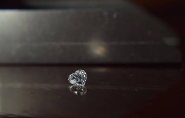  Güzel, parlak, berrak, temiz, lüks içine yapılmış güzel bir elmas