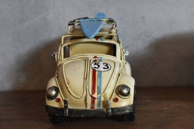 Araba modelleri antika, ve bu gün görüntülemek içindir. Ama ne zaman baksan eski günleri çocuk gibi düşünsin.