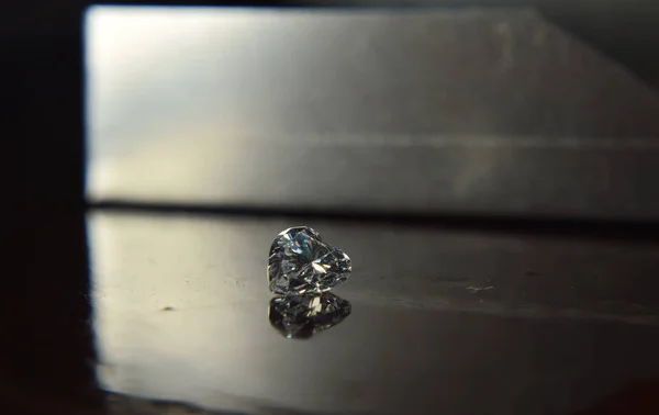 美しく 光沢があり 透明で 清潔で 豪華に作られた美しいダイヤモンド — ストック写真