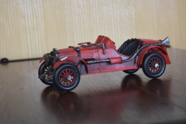 Araba modelleri antika, ve bu gün görüntülemek içindir. Ama ne zaman baksan eski günleri çocuk gibi düşünsin.