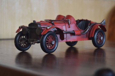 Araba modelleri antika, ve bu gün görüntülemek içindir. Ama ne zaman baksan eski günleri çocuk gibi düşünsin.