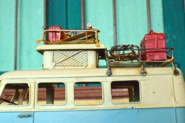 Araba modelleri antika, ve bu gün görüntülemek içindir. Ama ne zaman baksan eski günleri çocuk gibi düşünsin.