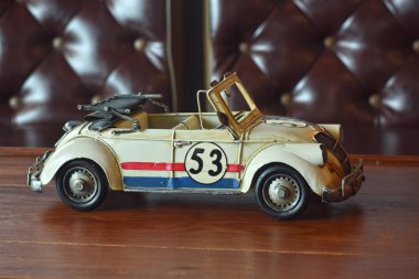 Araba modelleri antika, ve bu gün görüntülemek içindir. Ama ne zaman baksan eski günleri çocuk gibi düşünsin.