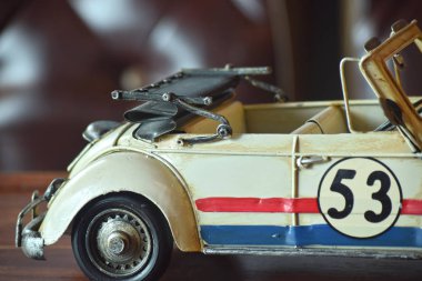 Araba modelleri antika, ve bu gün görüntülemek içindir. Ama ne zaman baksan eski günleri çocuk gibi düşünsin.