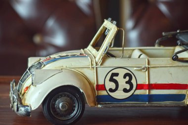 Araba modelleri antika, ve bu gün görüntülemek içindir. Ama ne zaman baksan eski günleri çocuk gibi düşünsin.