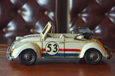 Araba modelleri antika, ve bu gün görüntülemek içindir. Ama ne zaman baksan eski günleri çocuk gibi düşünsin.