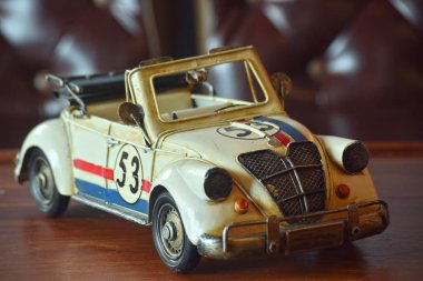 Araba modelleri antika, ve bu gün görüntülemek içindir. Ama ne zaman baksan eski günleri çocuk gibi düşünsin.