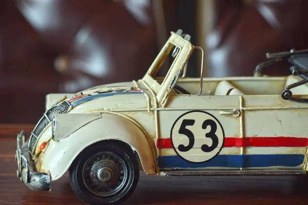 Araba modelleri antika, ve bu gün görüntülemek içindir. Ama ne zaman baksan eski günleri çocuk gibi düşünsin.