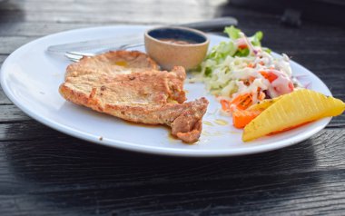 Sebze salata ve soslar ile Domuz biftek lezzetli ve popüler bir yemektir