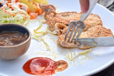 Sebze salata ve soslar ile Domuz biftek lezzetli ve popüler bir yemektir