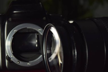 Profesyonel fotoğrafçılar için keskin ve güzel bir kalite sağlayan kamera lensi..