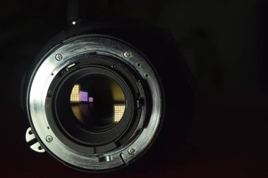 Profesyonel fotoğrafçılar için keskin ve güzel bir kalite sağlayan kamera lensi..