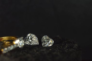 Zirkon güzel renklere sahip bir değerli taş ve pahalı, önemli ve nadir. Mücevher gibi popüler