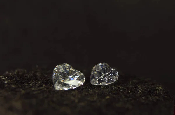 다이아몬드는 아름답고 깨끗하고 깨끗하고 비싸고 희귀한 다이아몬드입니다 쥬얼리로 — 스톡 사진