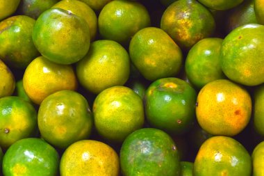 Mandalina lezzetli bir meyvedir. Biraz ekşi ve tatlı, lezzetli bir meyve yemek.