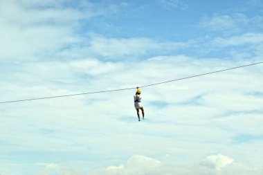 Zip-line Jungle Dosya etkinliği kesim gibi insanlar için zorlu ve heyecan verici bir etkinliktir